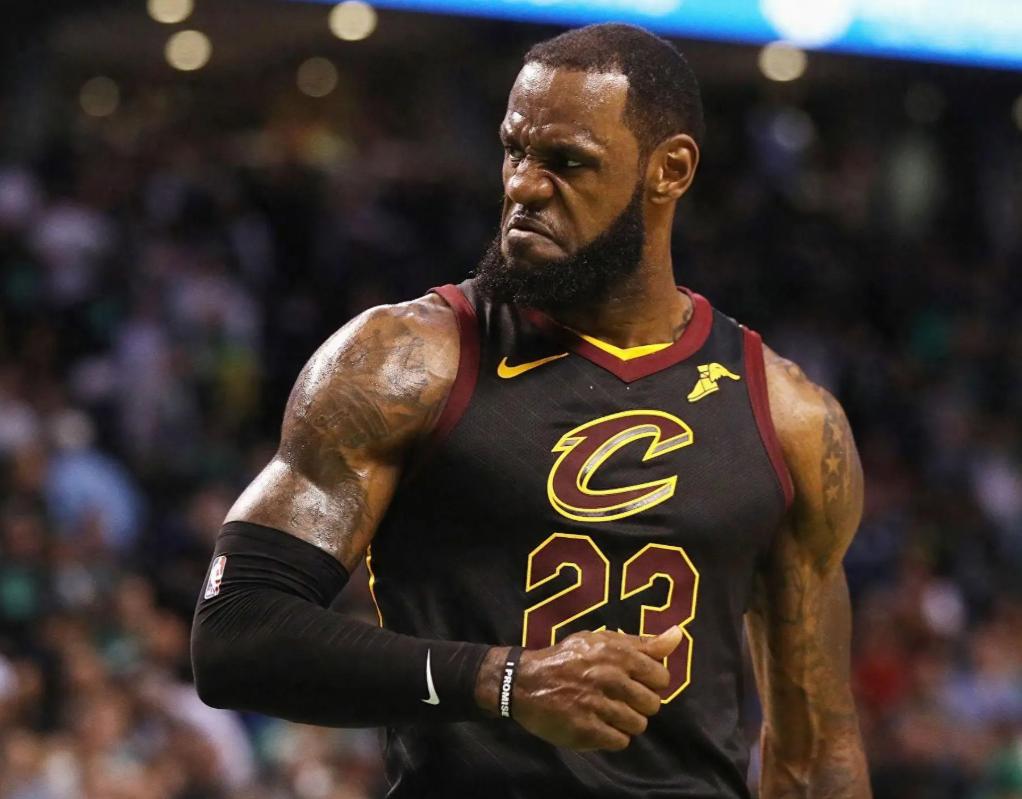 问鼎娱乐-詹姆斯在利物浦比赛中高光表现，战术调整引发热议！的简单介绍