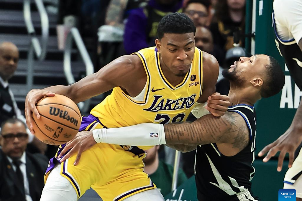 问鼎娱乐-詹姆斯关键节点战术调整，雄鹿带队取胜！的简单介绍